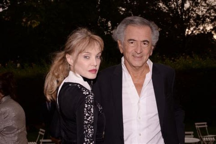 Bernard-Henri Lévy (Compagnon d’Arielle Dombasle) wikipédia, biographie, épouse, origine, femme, nouveau compagnon, taille, enfant et plus