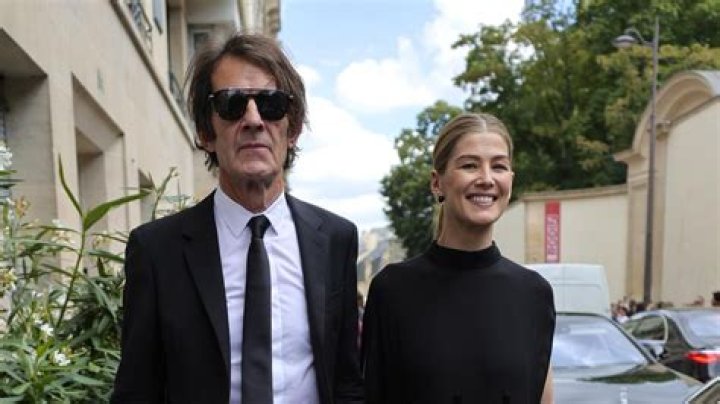 Robie Uniacke (Mari de Rosamund Pike) wikipédia, biographie, épouse, origine, femme, nouveau compagnon, taille, enfant et plus