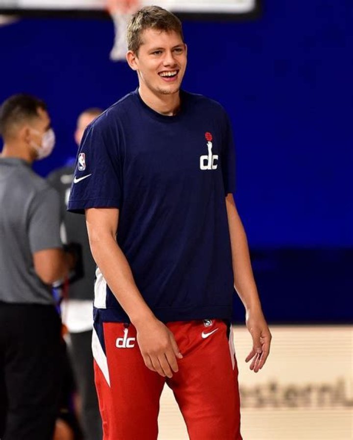 Who is the Girlfriend of Moritz Wagner? His Parents, Family, Salary, Jersey